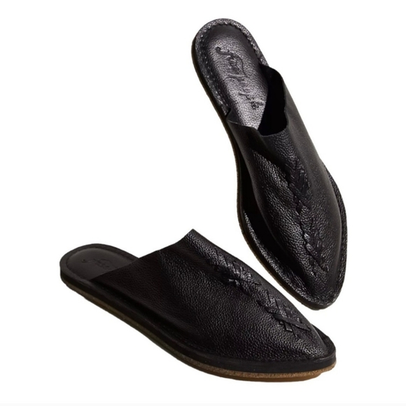 *NWOT* Free People Black Leather Nova Woven Detail Slip On Mule Flat Size 38 / 8 - Picture 2 of 11